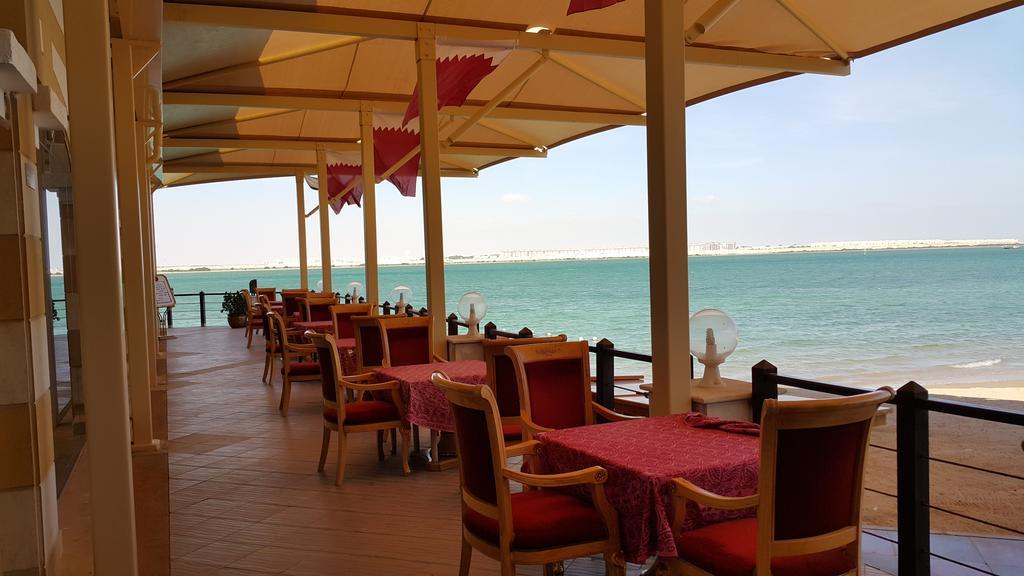 奥苏丹海滨度假酒店 阿尔科尔 外观 照片 A restaurant in Al-Shaqra