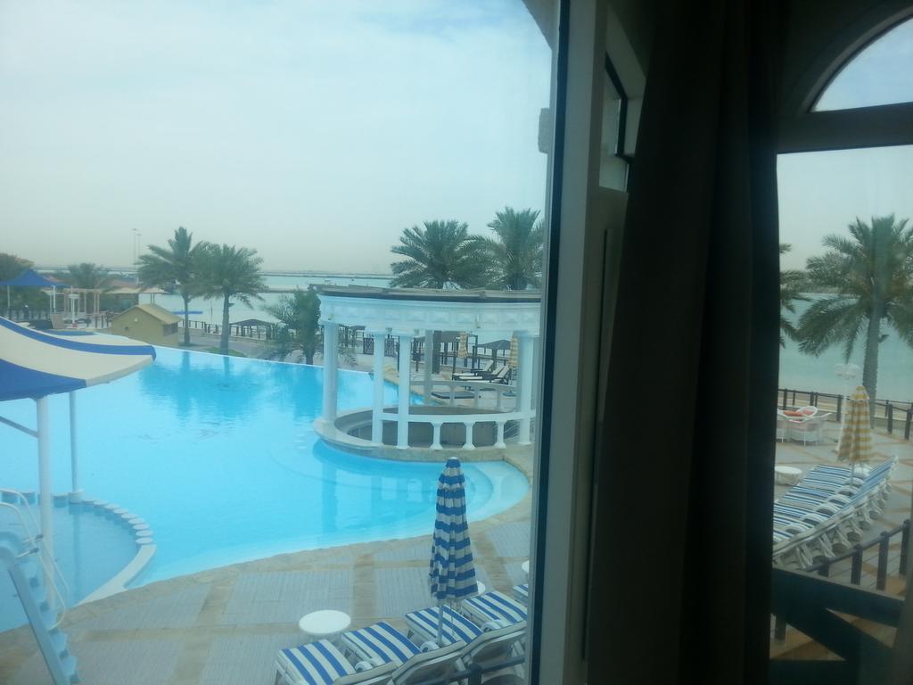 奥苏丹海滨度假酒店 阿尔科尔 外观 照片 View of the pool at the Al Khobar Hilton