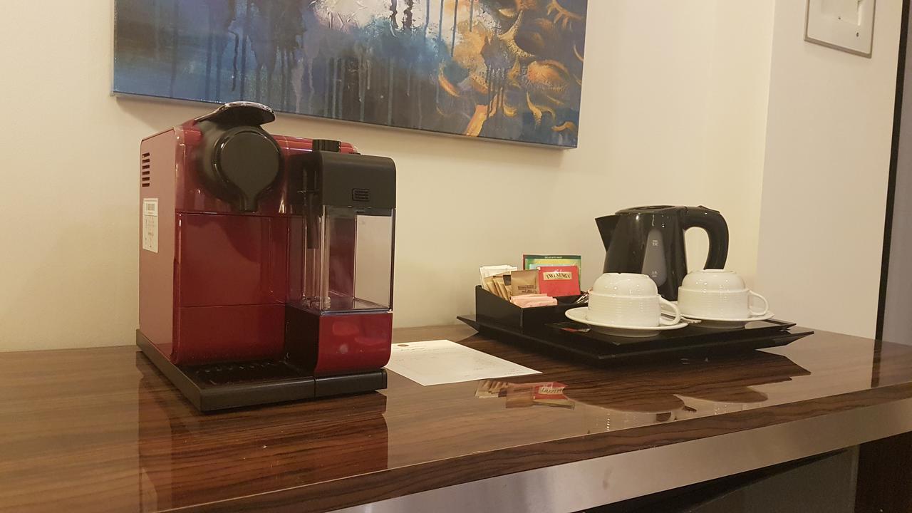奥苏丹海滨度假酒店 阿尔科尔 外观 照片 A Nespresso coffee machine in a hotel room
