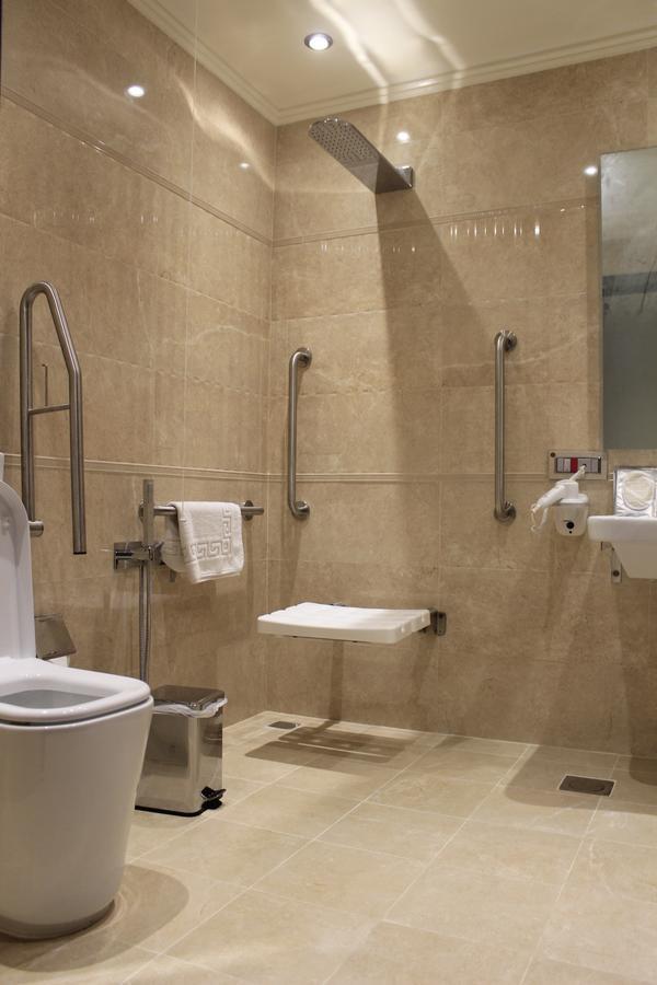 奥苏丹海滨度假酒店 阿尔科尔 外观 照片 Disabled toilet with a folding seat