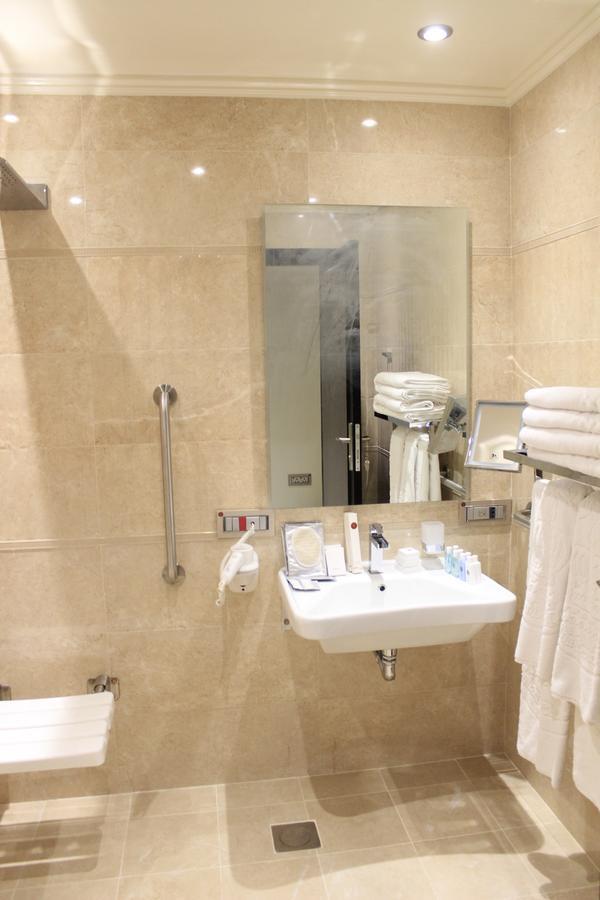 奥苏丹海滨度假酒店 阿尔科尔 外观 照片 Bathroom in a hotel room