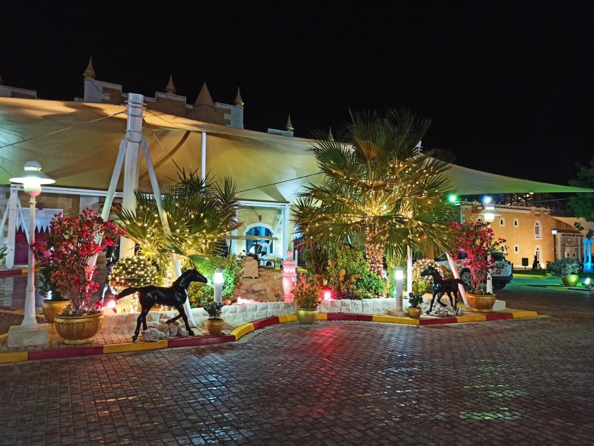 奥苏丹海滨度假酒店 阿尔科尔 外观 照片 Al Shaqab at night