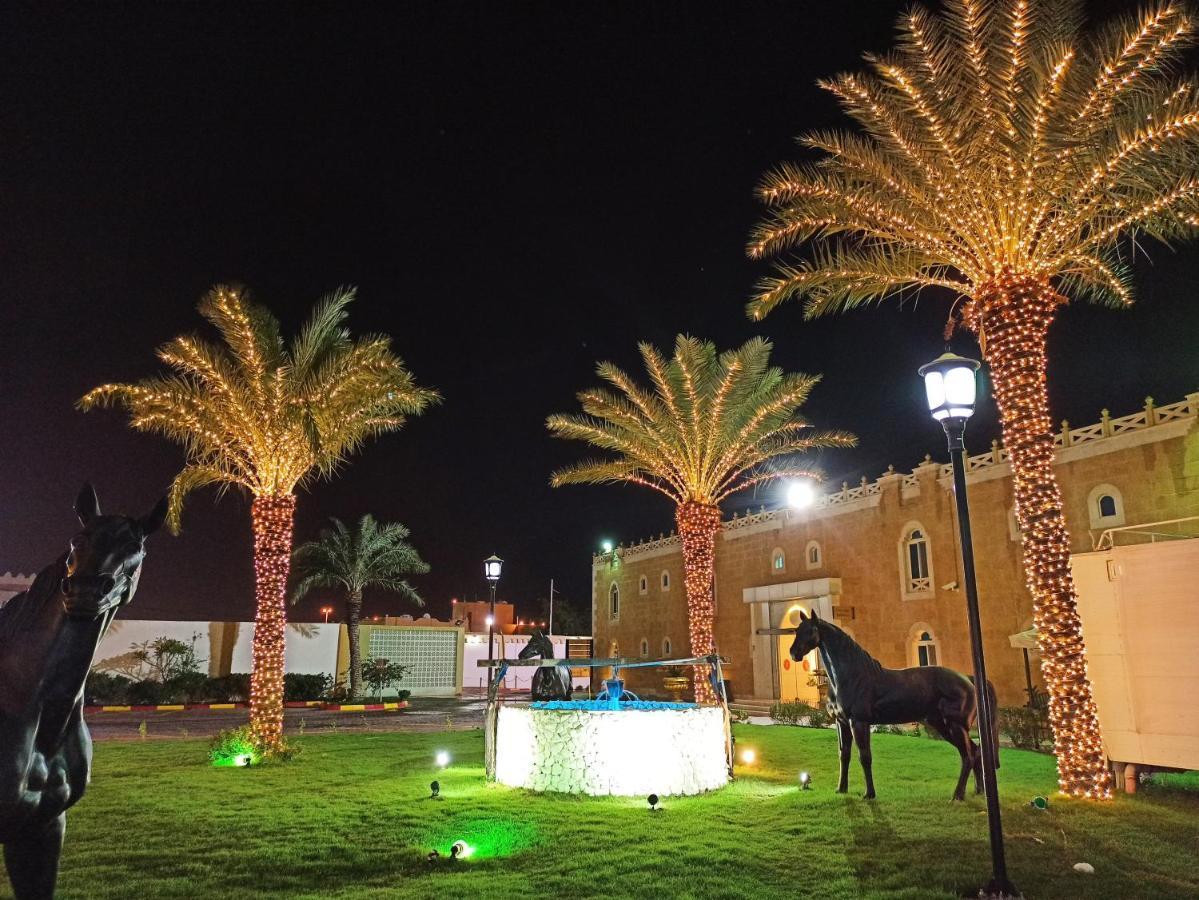 奥苏丹海滨度假酒店 阿尔科尔 外观 照片 Al Shaqab at night
